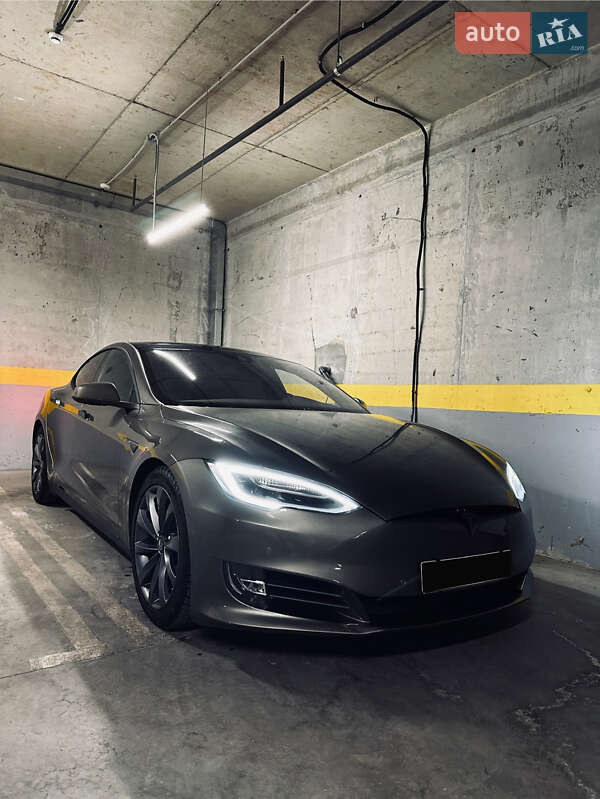 Лифтбек Tesla Model S 2016 в Киеве