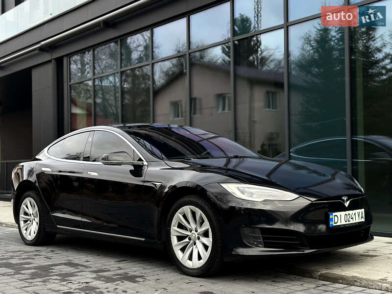 Лифтбек Tesla Model S 2017 в Львове
