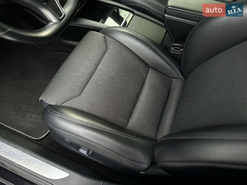 Лифтбек Tesla Model S 2017 в Львове