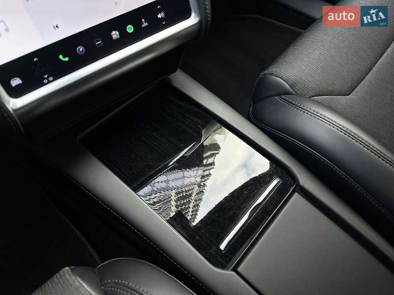 Лифтбек Tesla Model S 2017 в Львове