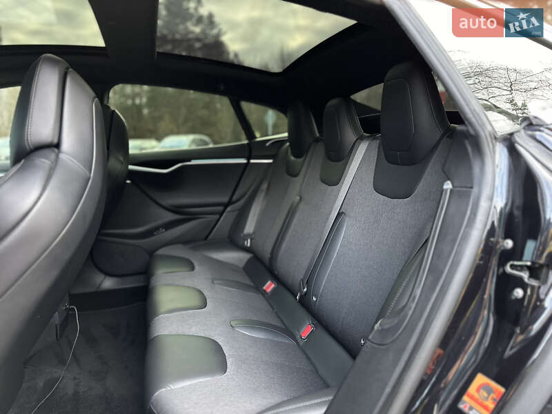 Лифтбек Tesla Model S 2017 в Львове