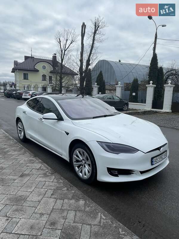 Лифтбек Tesla Model S 2018 в Виннице
