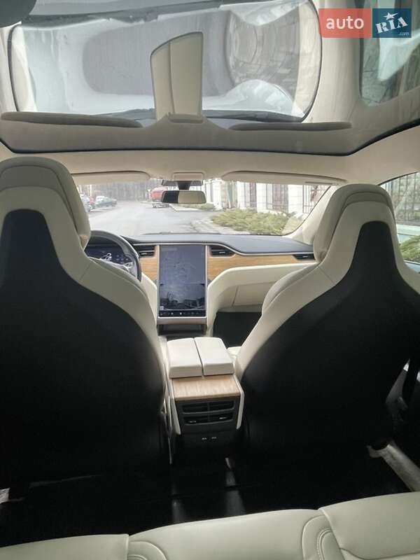 Лифтбек Tesla Model S 2018 в Виннице