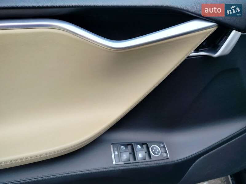 Лифтбек Tesla Model S 2013 в Львове