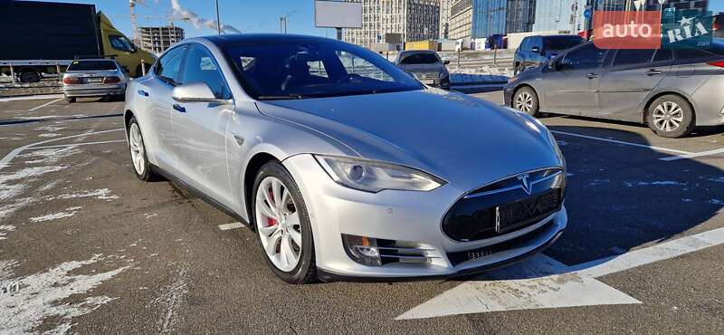 Лифтбек Tesla Model S 2015 в Киеве