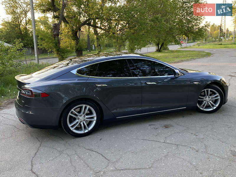 Tesla Model S 2015