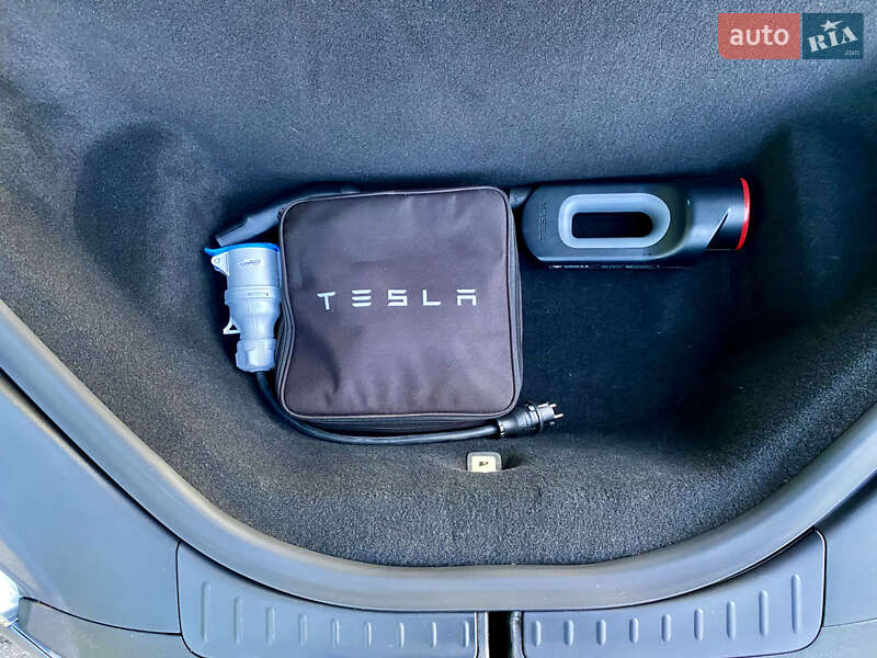 Ліфтбек Tesla Model S 2015 в Харкові