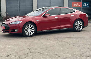 Лифтбек Tesla Model S 2015 в 