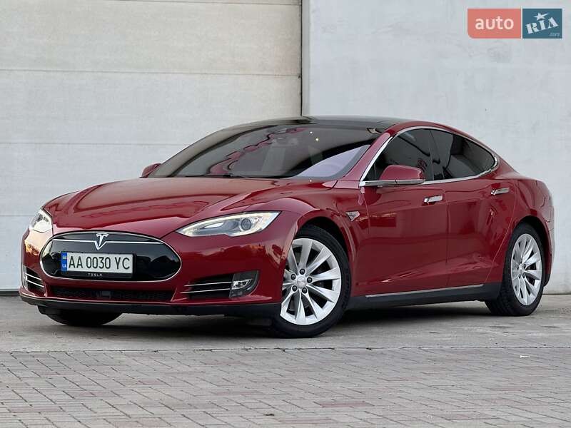 Ліфтбек Tesla Model S 2015 в Сарнах