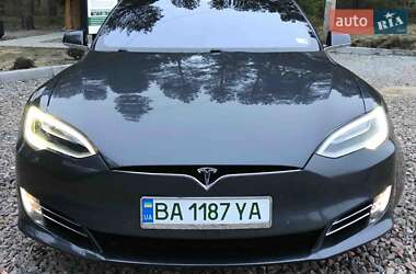 Ліфтбек Tesla Model S 2016 в Саврані