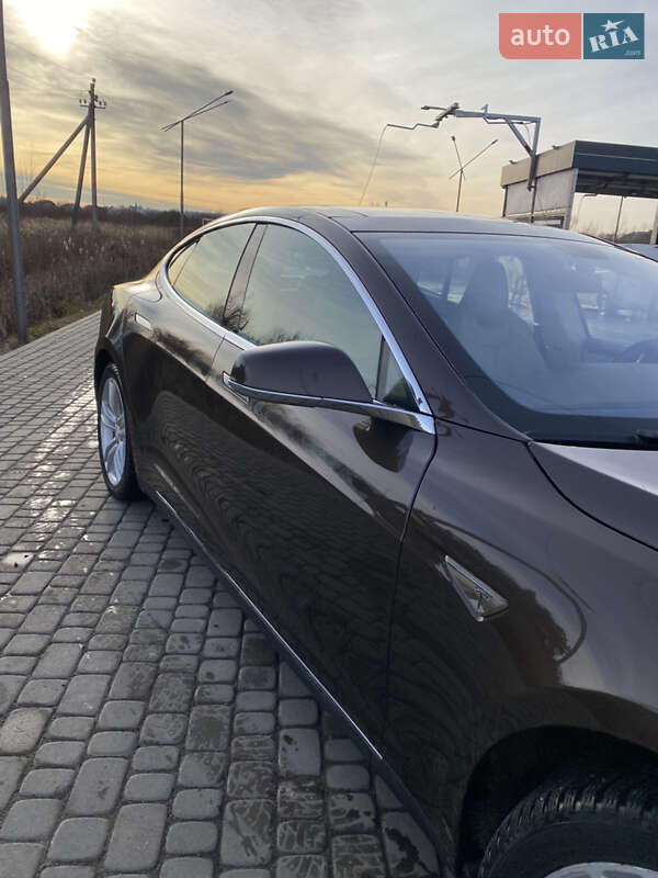 Лифтбек Tesla Model S 2014 в Жовкве