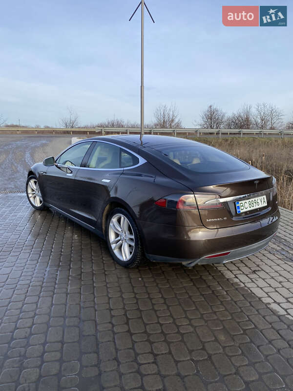 Лифтбек Tesla Model S 2014 в Жовкве