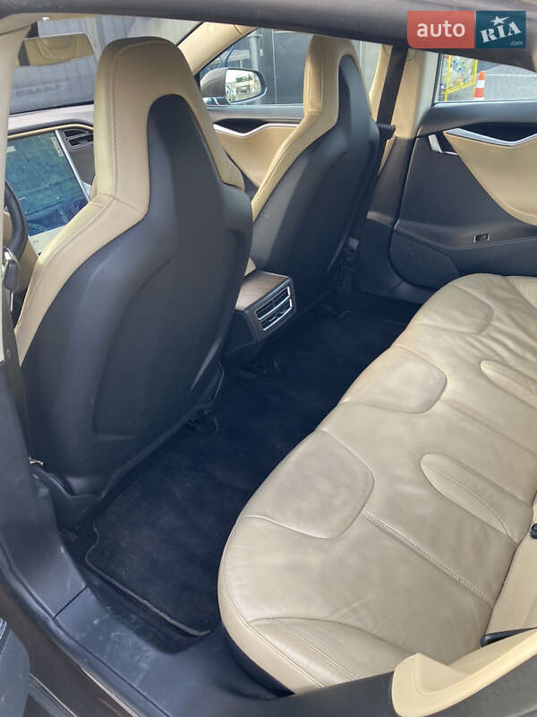 Лифтбек Tesla Model S 2014 в Жовкве