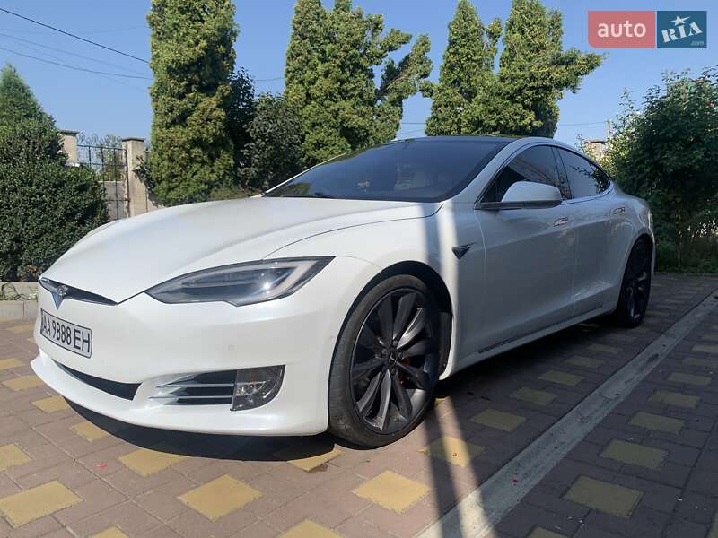Лифтбек Tesla Model S 2017 в Киеве