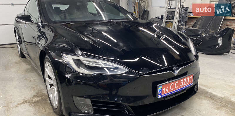 Лифтбек Tesla Model S 2017 в Львове