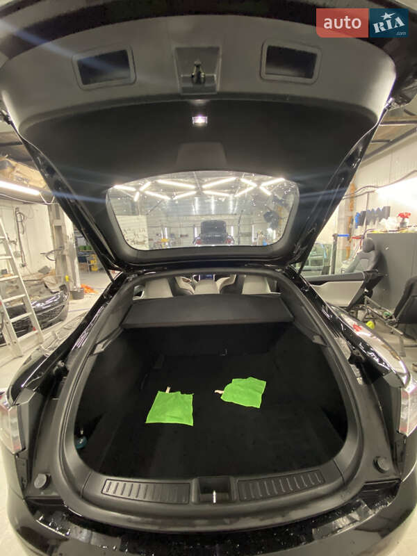 Лифтбек Tesla Model S 2017 в Львове