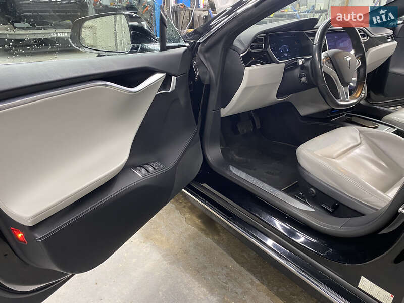 Лифтбек Tesla Model S 2017 в Львове