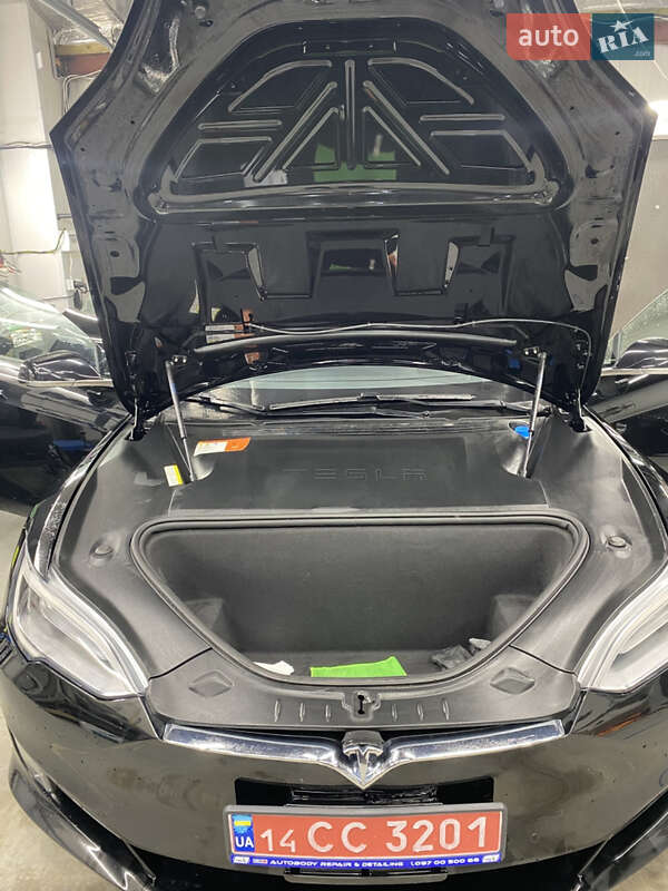 Лифтбек Tesla Model S 2017 в Львове