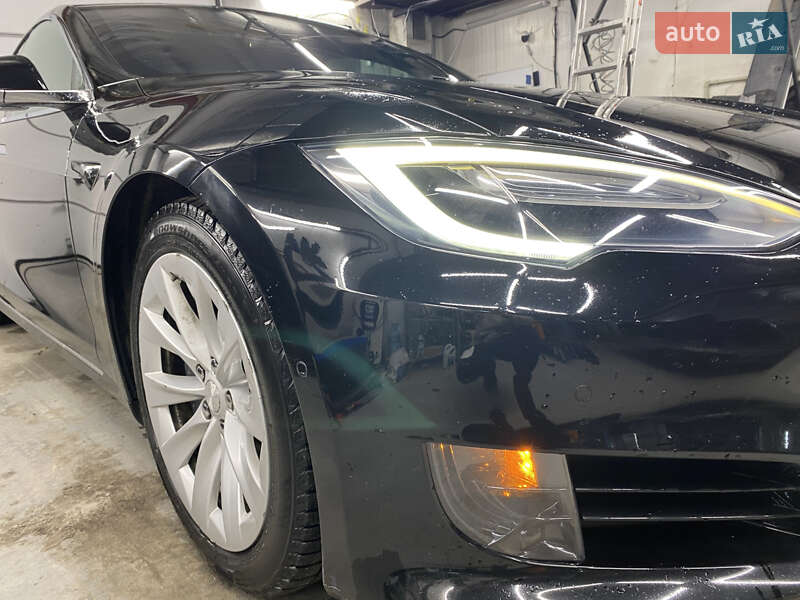 Лифтбек Tesla Model S 2017 в Львове