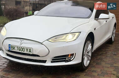 Ліфтбек Tesla Model S 2015 в Рівному