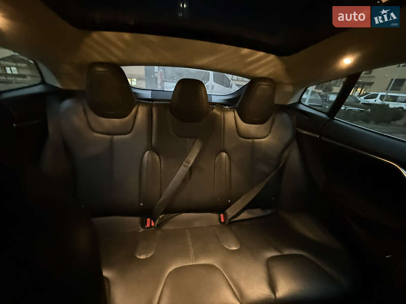 Лифтбек Tesla Model S 2016 в Виннице