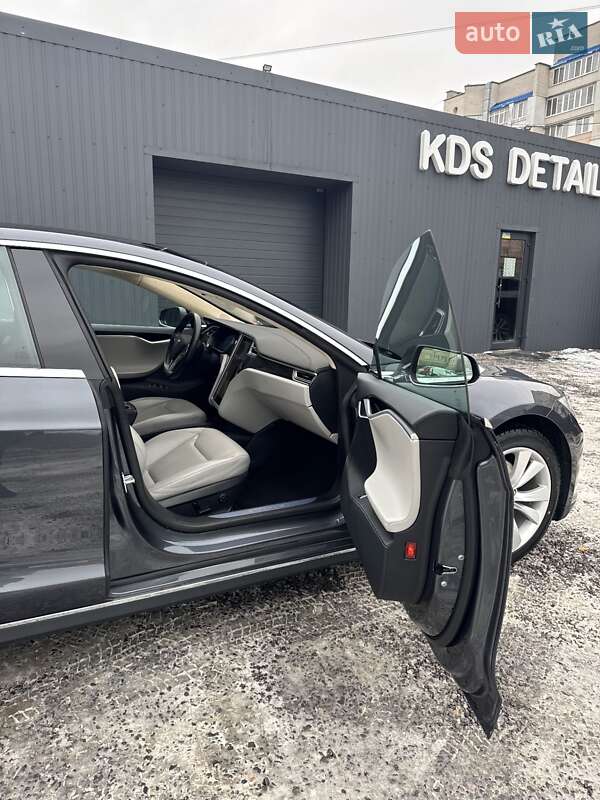 Лифтбек Tesla Model S 2015 в Виннице