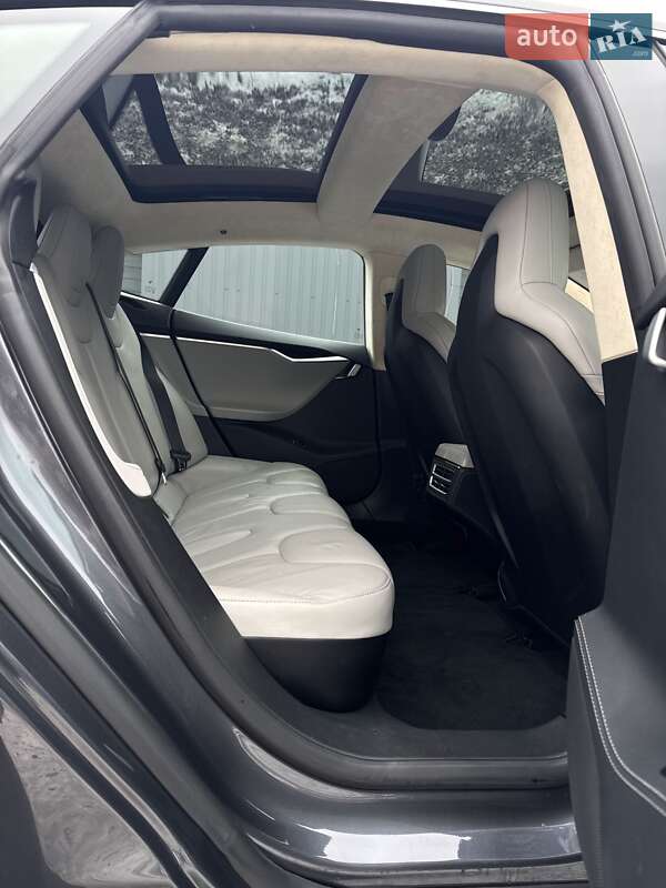 Лифтбек Tesla Model S 2015 в Виннице