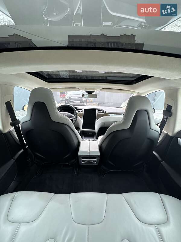 Лифтбек Tesla Model S 2015 в Виннице