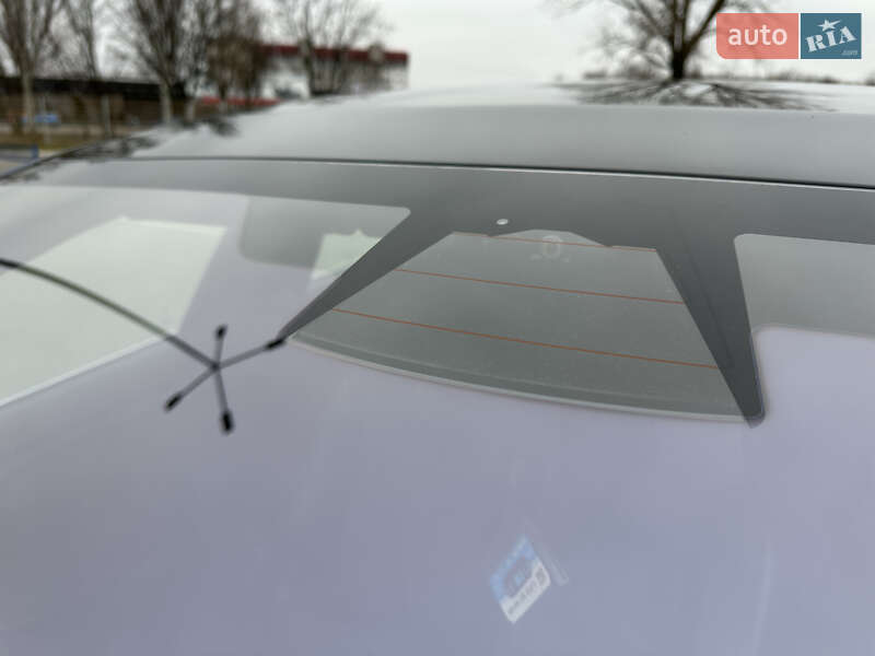 Ліфтбек Tesla Model S 2018 в Дніпрі