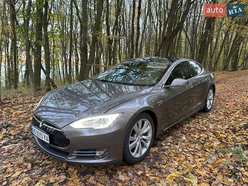 Ліфтбек Tesla Model S 2015 в Тернополі