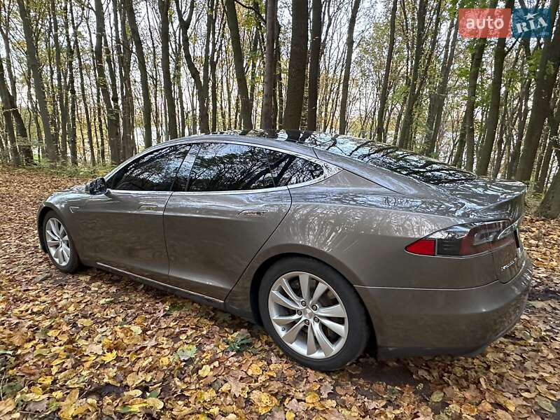 Ліфтбек Tesla Model S 2015 в Тернополі