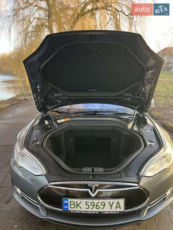 Ліфтбек Tesla Model S 2013 в Рівному