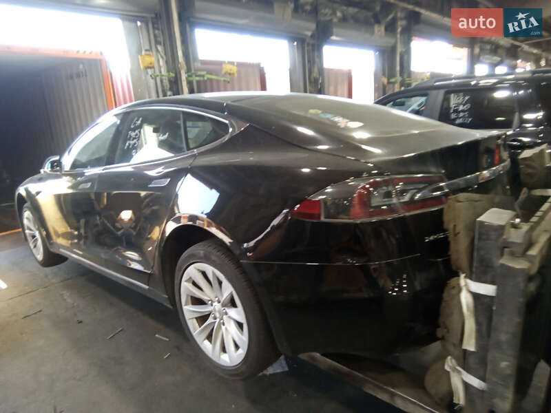 Лифтбек Tesla Model S 2017 в Львове