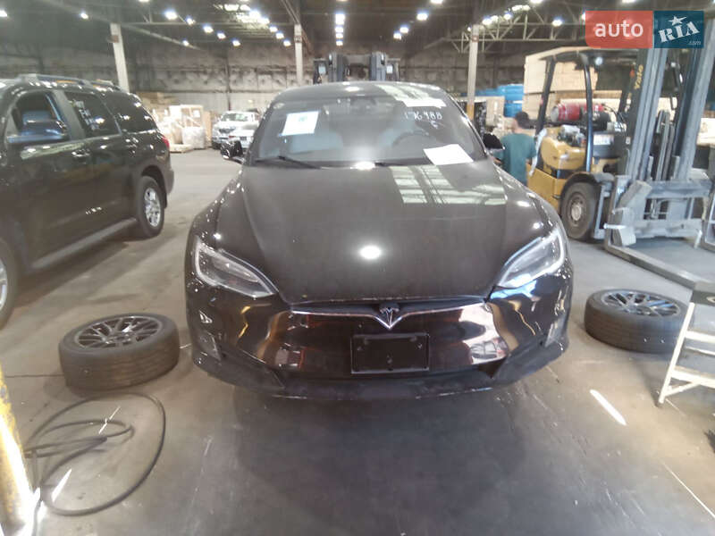 Лифтбек Tesla Model S 2017 в Львове