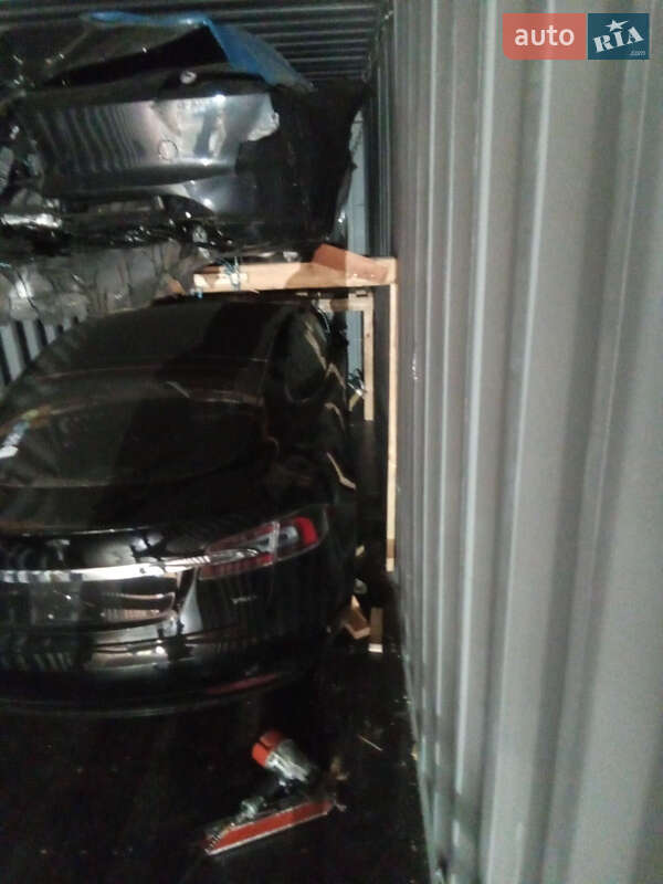 Лифтбек Tesla Model S 2017 в Львове