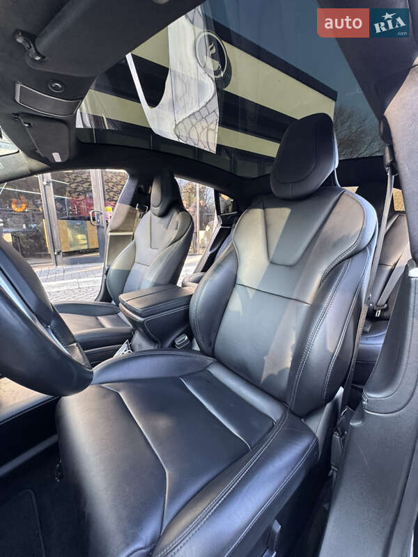 Лифтбек Tesla Model S 2018 в Львове