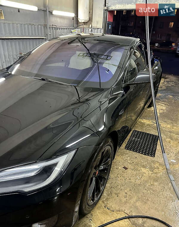 Лифтбек Tesla Model S 2017 в 
