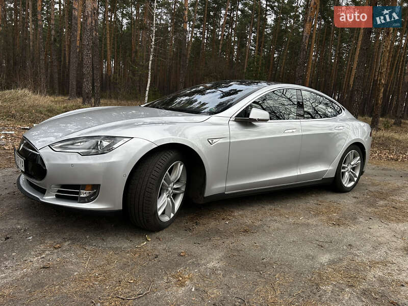 Лифтбек Tesla Model S 2015 в Киеве