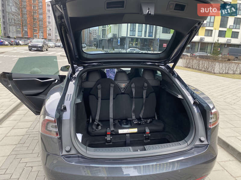 Ліфтбек Tesla Model S 2017 в Львові