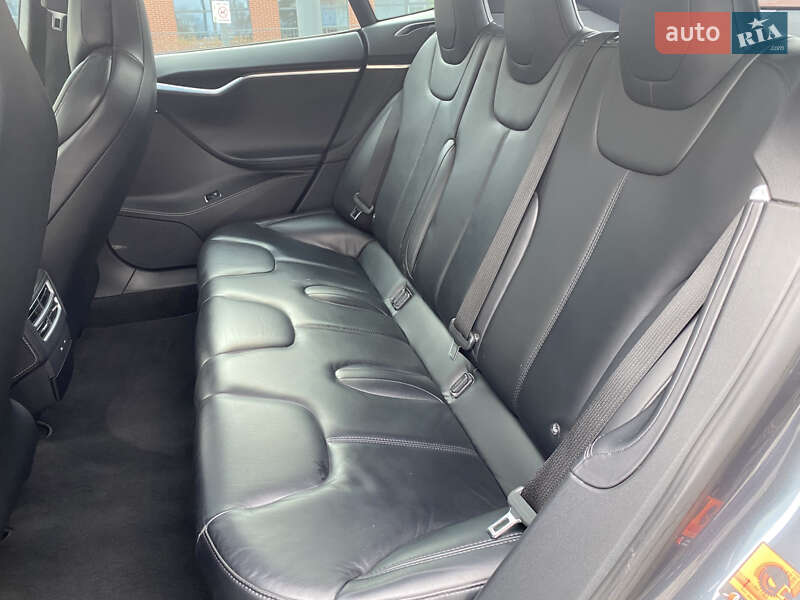 Ліфтбек Tesla Model S 2017 в Львові
