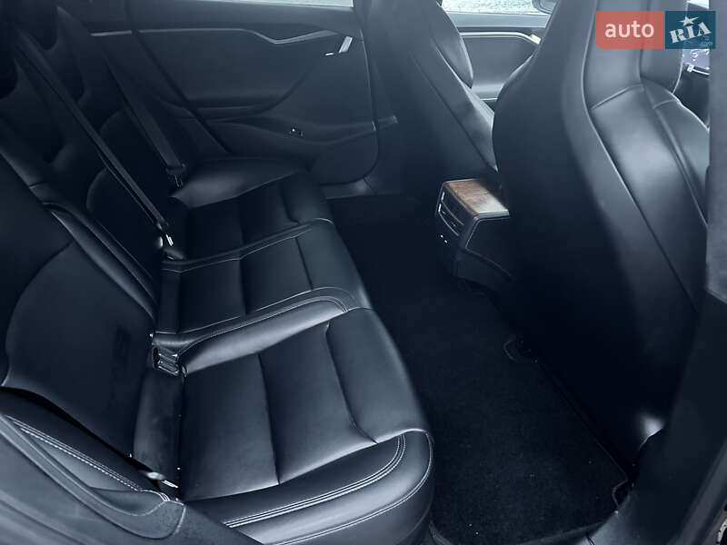 Лифтбек Tesla Model S 2018 в Львове