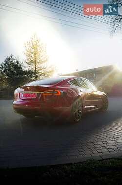 Лифтбек Tesla Model S 2017 в 