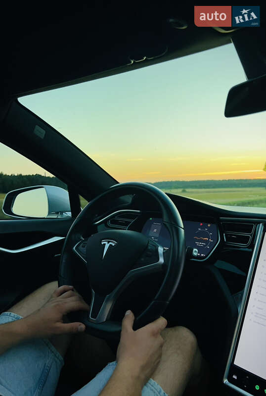 Лифтбек Tesla Model S 2017 в Сокале