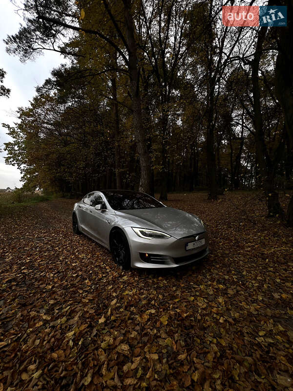 Лифтбек Tesla Model S 2017 в Сокале