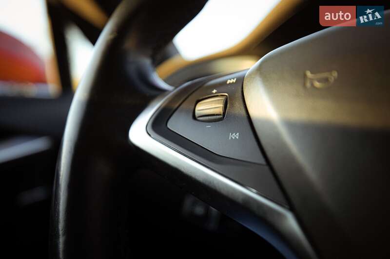 Лифтбек Tesla Model S 2016 в Киеве