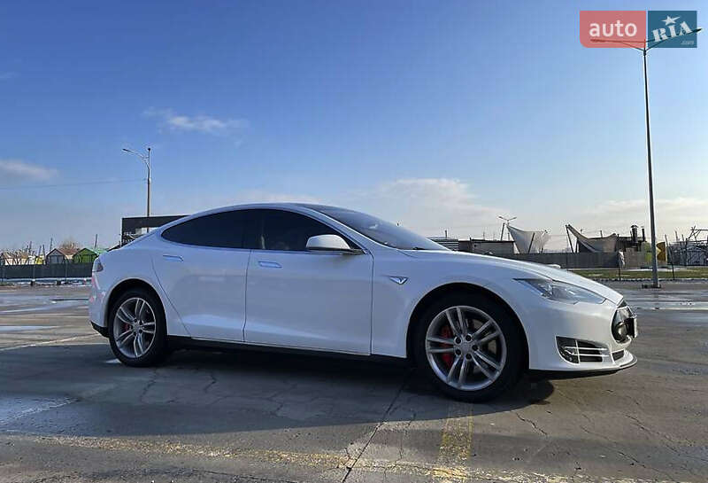 Лифтбек Tesla Model S 2015 в Луцке