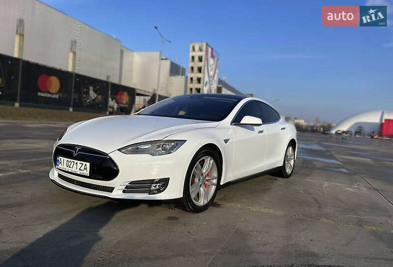 Лифтбек Tesla Model S 2015 в Луцке