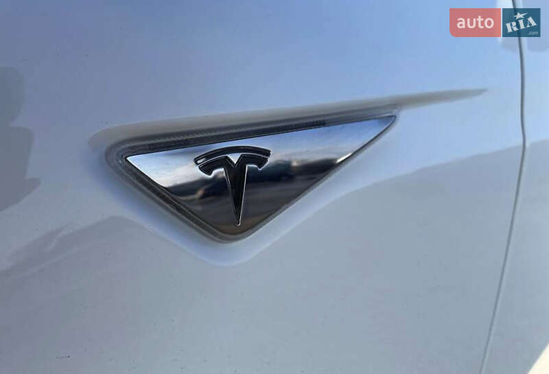 Лифтбек Tesla Model S 2015 в Луцке