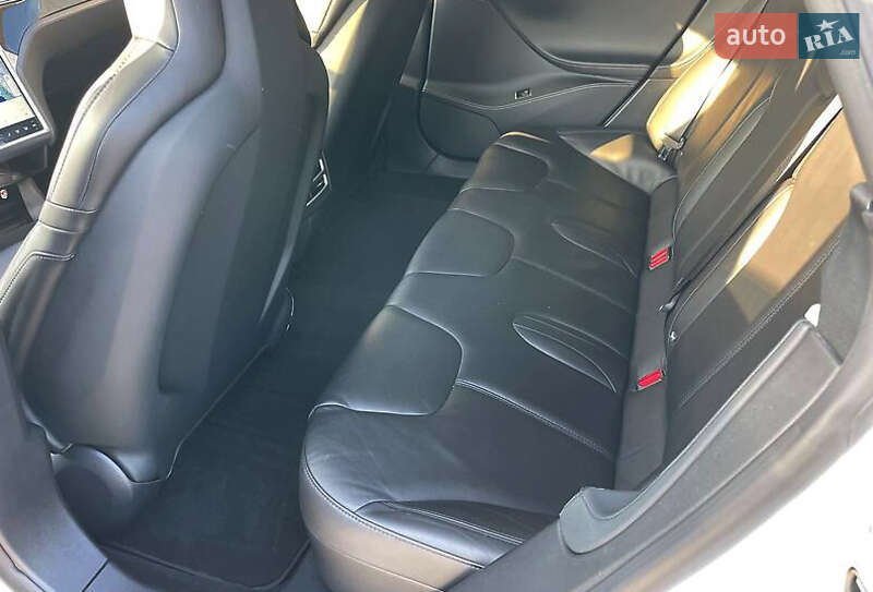 Лифтбек Tesla Model S 2015 в Луцке