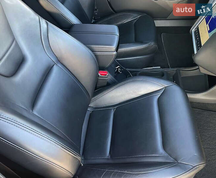 Лифтбек Tesla Model S 2015 в Луцке